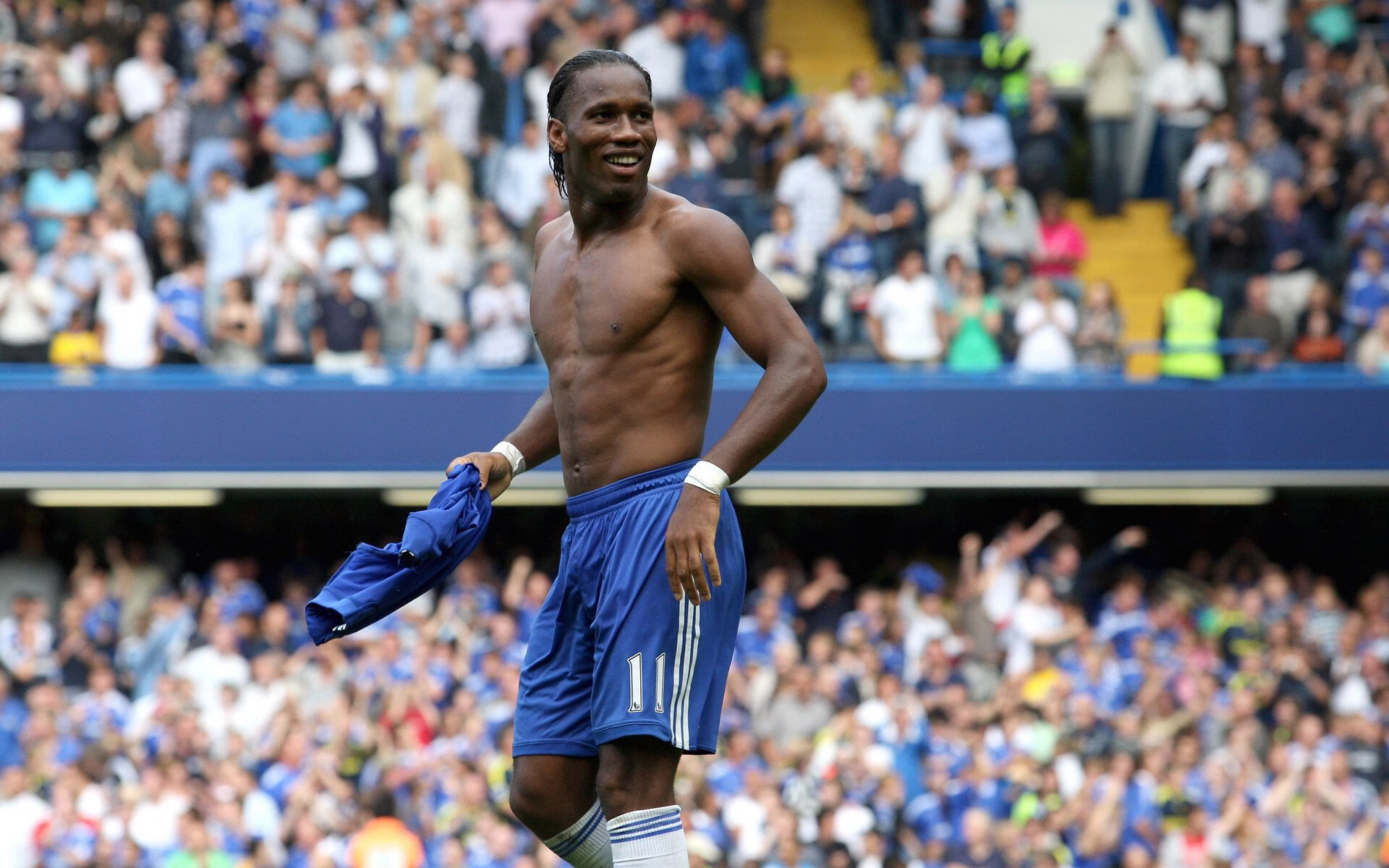 乔治·巴尔：全黑队中场的“核心人物”，每次传球都精准无误，确保进攻威胁不断